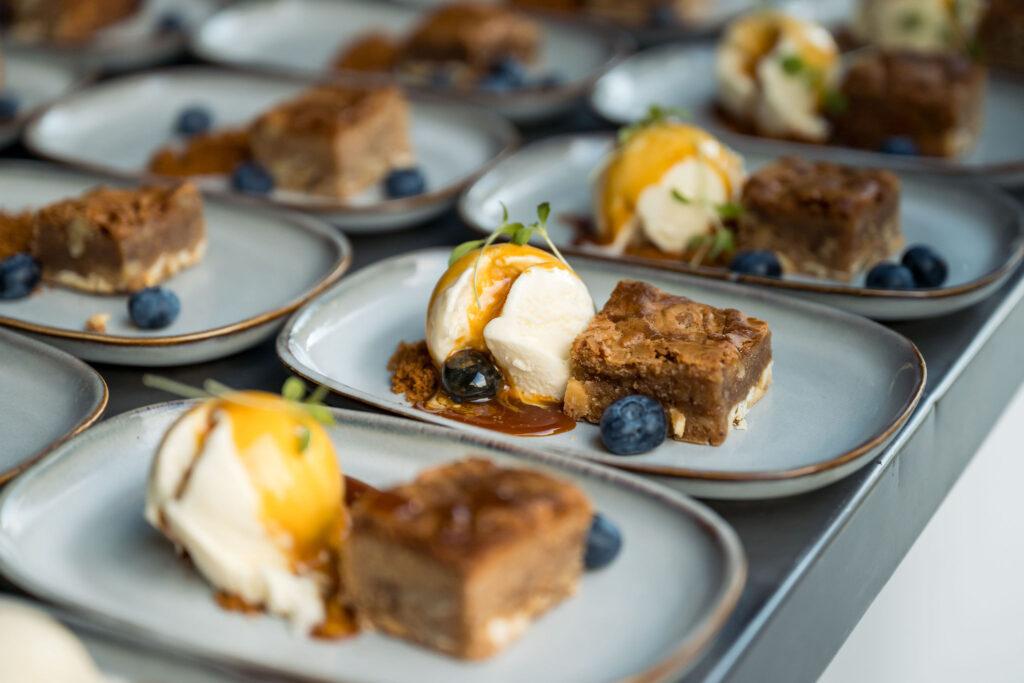 Walking dinner dessert met bolletje ijs, blondie en verfijnde garnituren