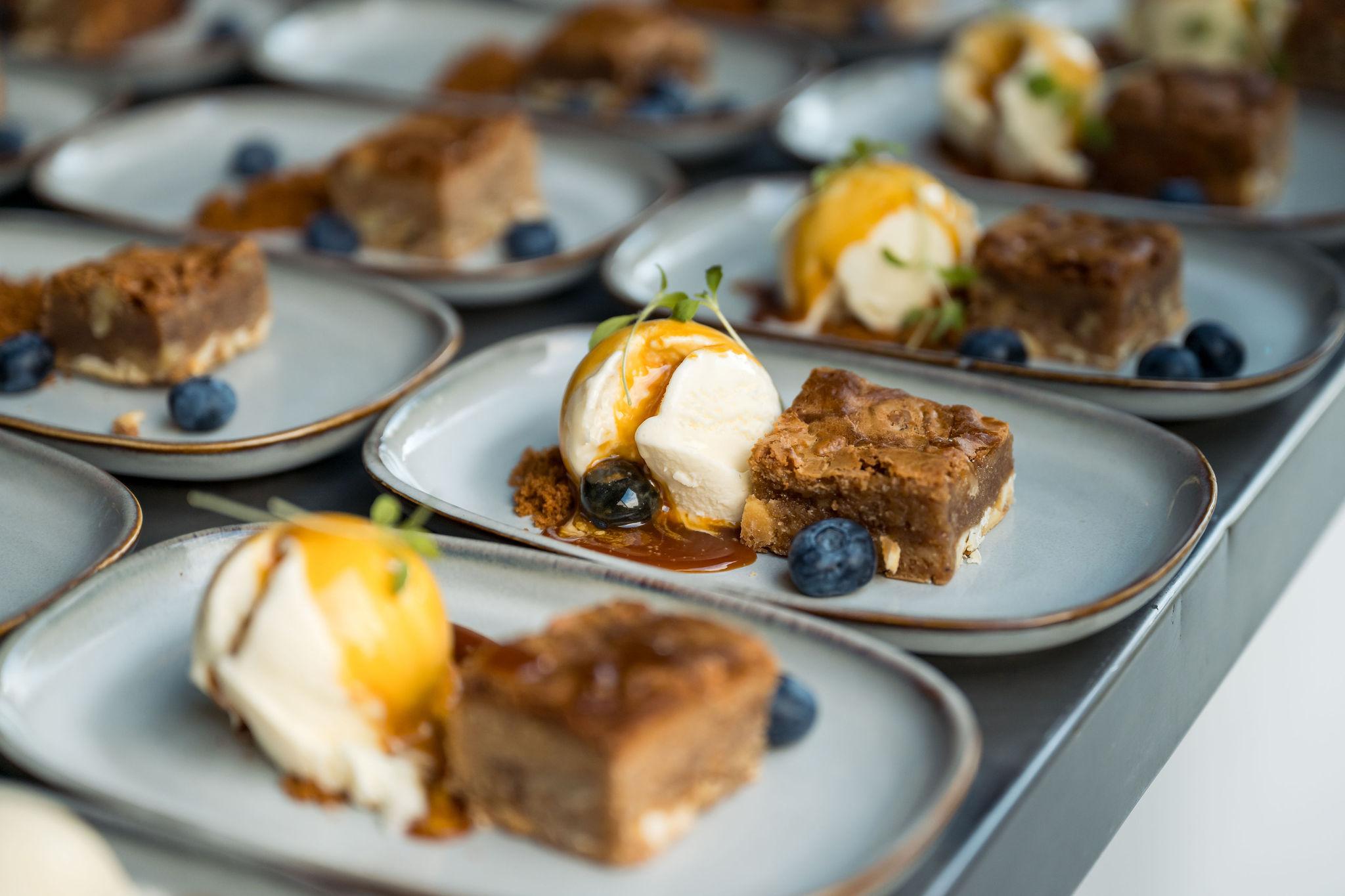 Walking dinner dessert met bolletje ijs, blondie en verfijnde garnituren