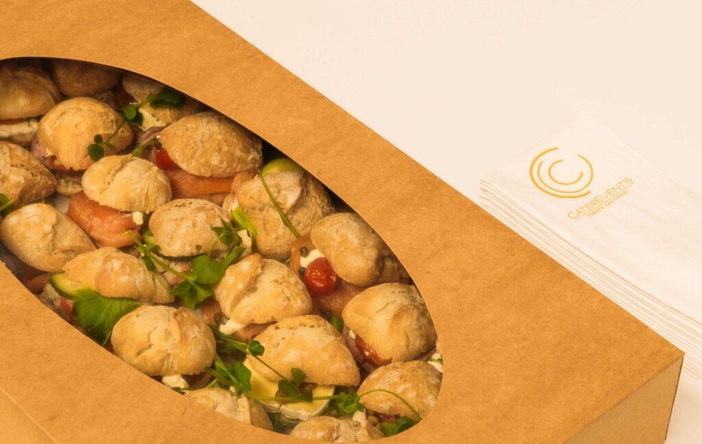 Bezorgbox luxe minibroodjes met gevarieerd beleg voor zakelijke lunch of catering op kantoor