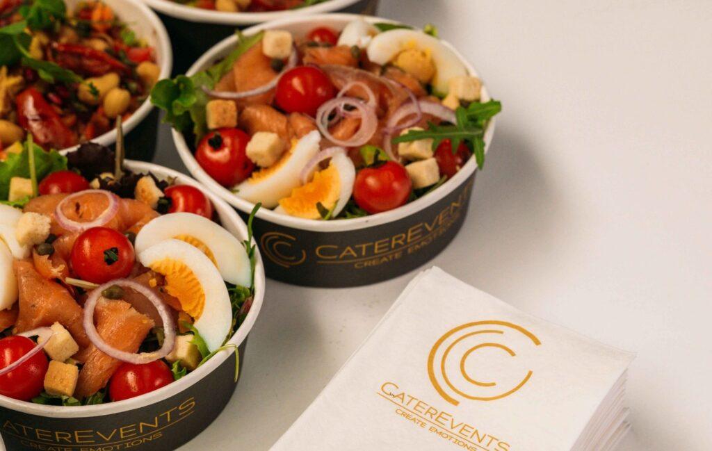 Bezorgbox maaltijdsalades met verse ingrediënten voor gezonde zakelijke lunch op kantoor bezorgd