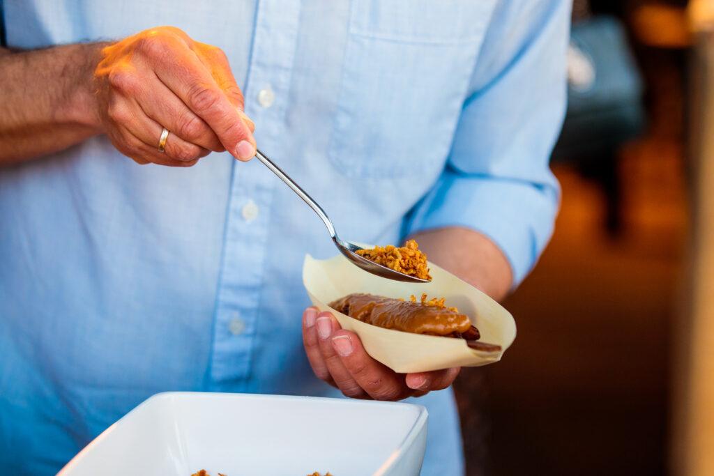 Do-it-yourself satébar met kipsaté, pindasaus en toppings voor interactieve catering op evenement