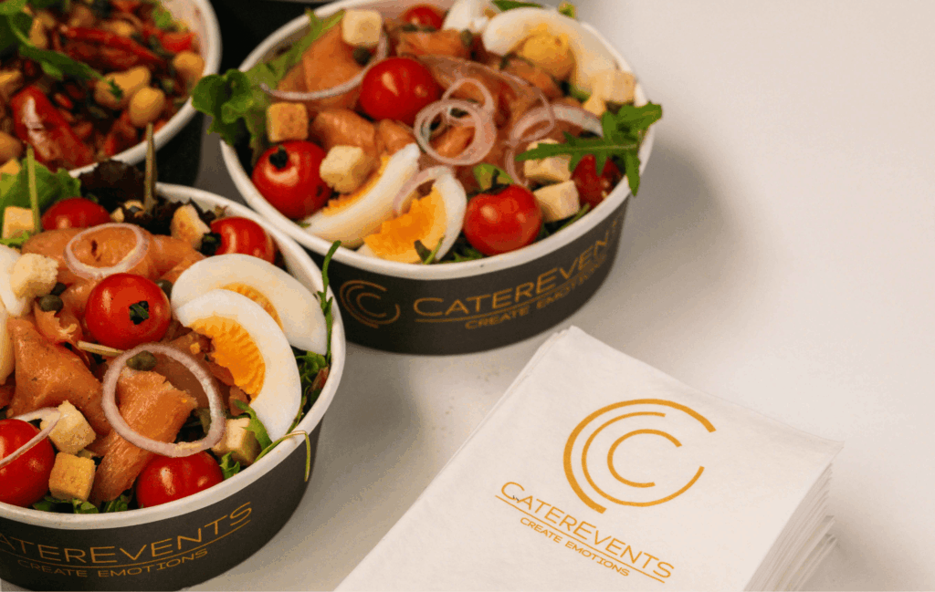 Do It Yourself foodcorner met zomerse salades en verse ingrediënten tijdens een catering event