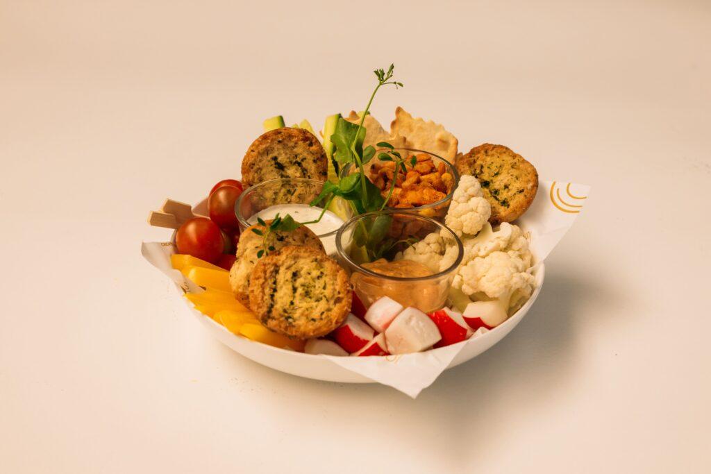 Tafelgarnituur Healthy met verse groenten, crostini, noten en yoghurtdip