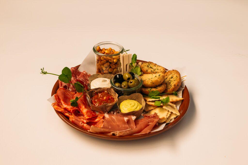 Tafelgarnituur Mediterra met parmaham, spianata romana, chorizo, olijven, crostini en mediterrane dips