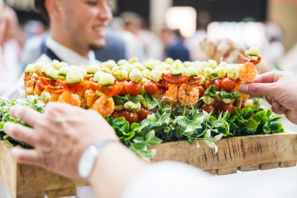 Live partyfood grasprikkers hapjes catering met diverse luxe bites voor evenementen en borrels