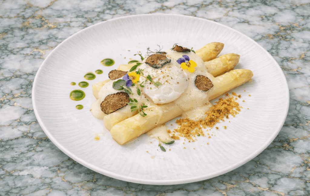Seated dinner lente catering van CaterEvents met frisse seizoensgerechten en luxe presentatie