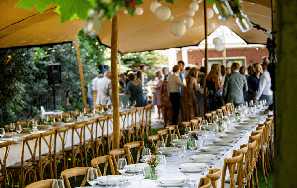 Seated dinner zomer catering van CaterEvents met lichte zomerse gerechten en stijlvolle presentatie.