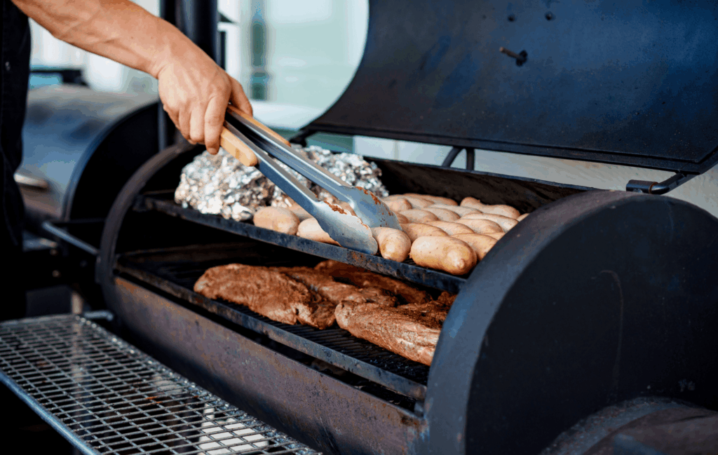 BBQ Bourgondisch catering van CaterEvents met luxe grillgerechten en rijk gevulde barbecue opstelling