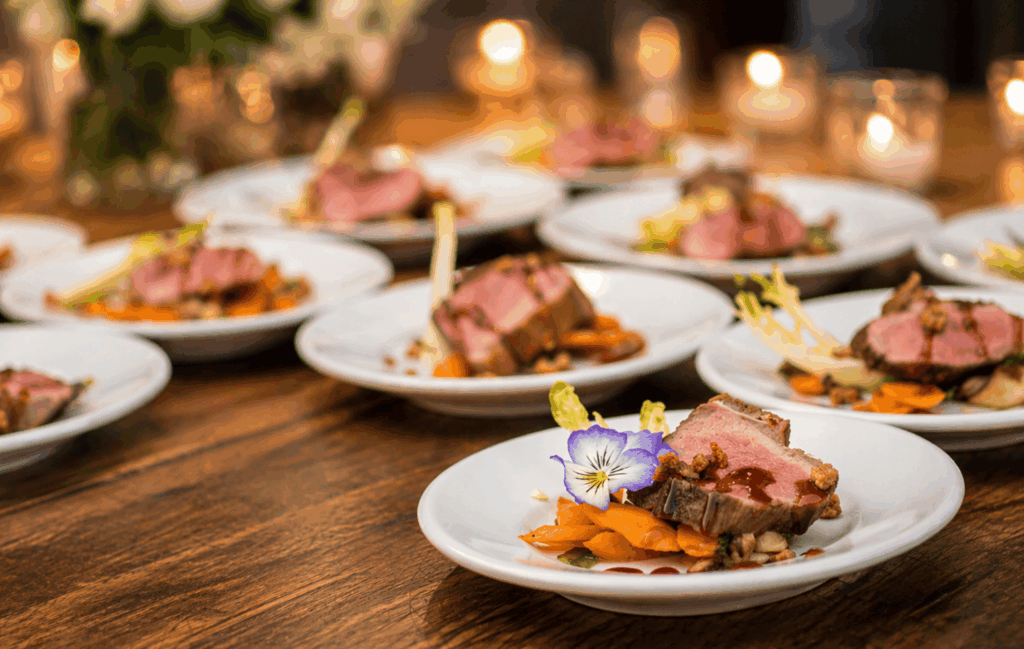 Warm walking dinner gerecht met verfijnde presentatie en verse ingrediënten, geserveerd tijdens een luxe catering evenement.