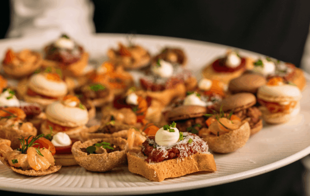 Luxe hapje brioche steak tartare met crème fraîche en Parmezaan voor exclusieve catering evenementen