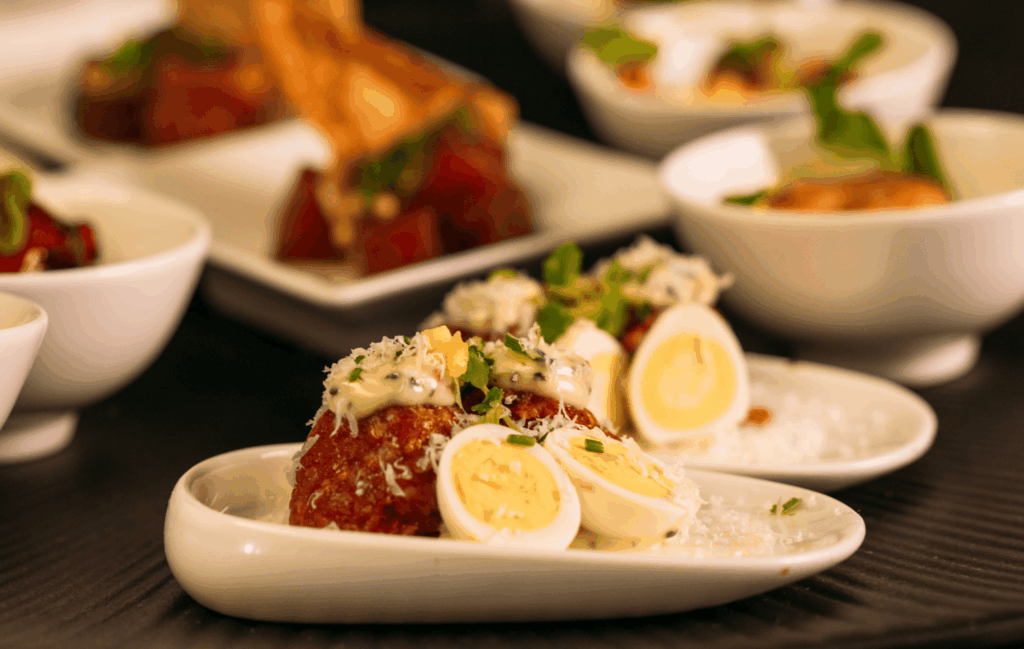 Koude amuse hapje steak tartare met truffel, kwarteleitje, Parmezaan en luxe kaantjes voor evenementen