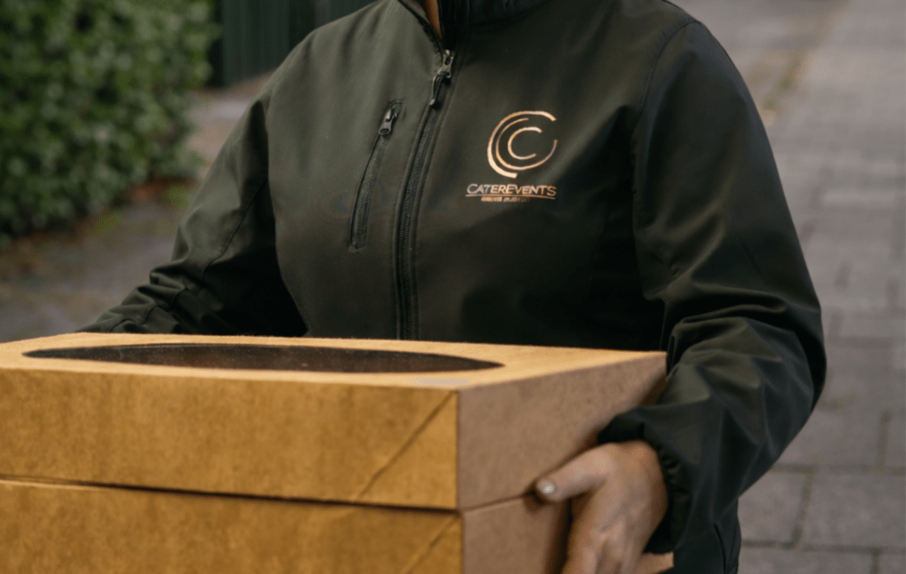 Bezorgde lunchbox met verse broodjes, salades en gezonde snacks voor zakelijke lunch catering