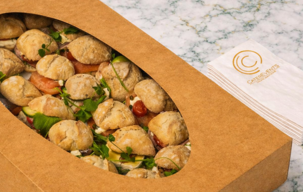 Bezorgbox luxe minibroodjes met gevarieerd beleg voor zakelijke lunch of catering op kantoor