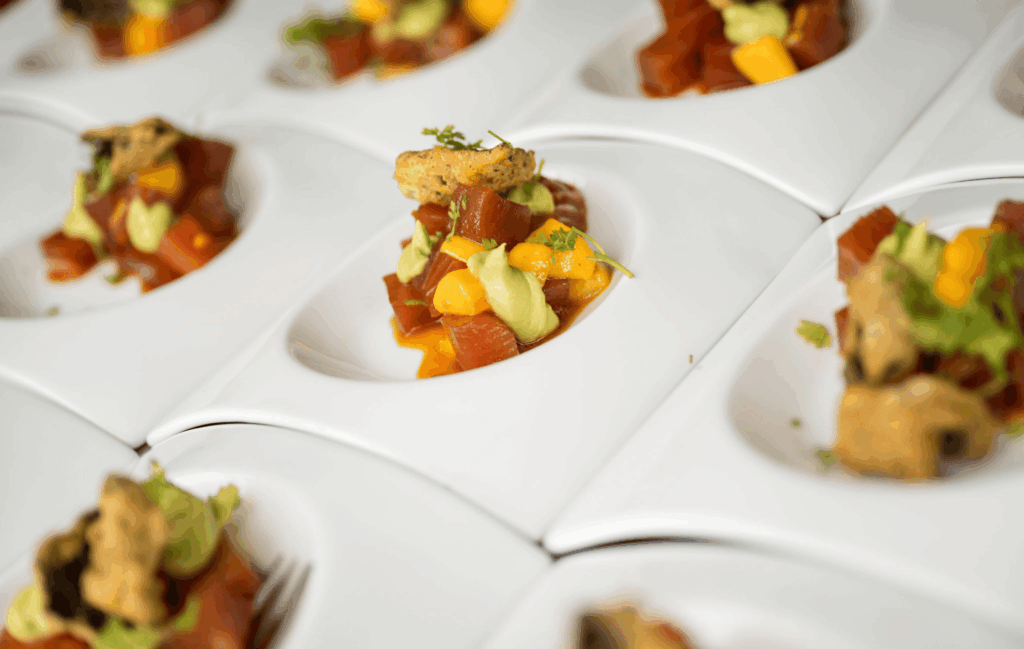 Koud walking dinner gerecht met frisse ingrediënten en luxe opmaak, geserveerd tijdens een exclusief catering evenement.