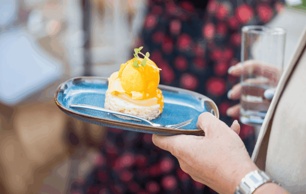 Luxe dessert walking dinner met verfijnde presentatie en zoete smaken, geserveerd tijdens een exclusief catering evenement