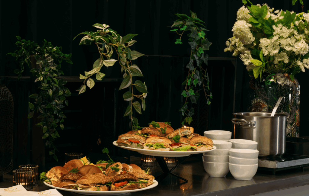 Lunchbuffet basic met vers belegde broodjes voor zakelijke lunch catering op locatie