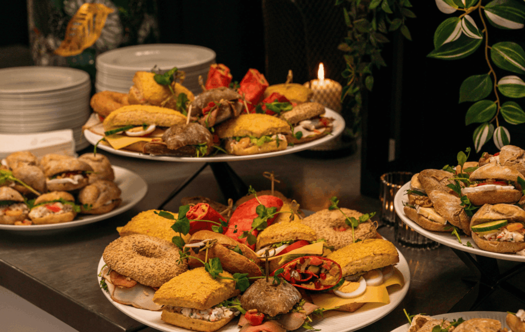 Luxe lunchbuffet met verse soepen, rijk belegde broodjes en wraps voor hoogwaardige catering op locatie