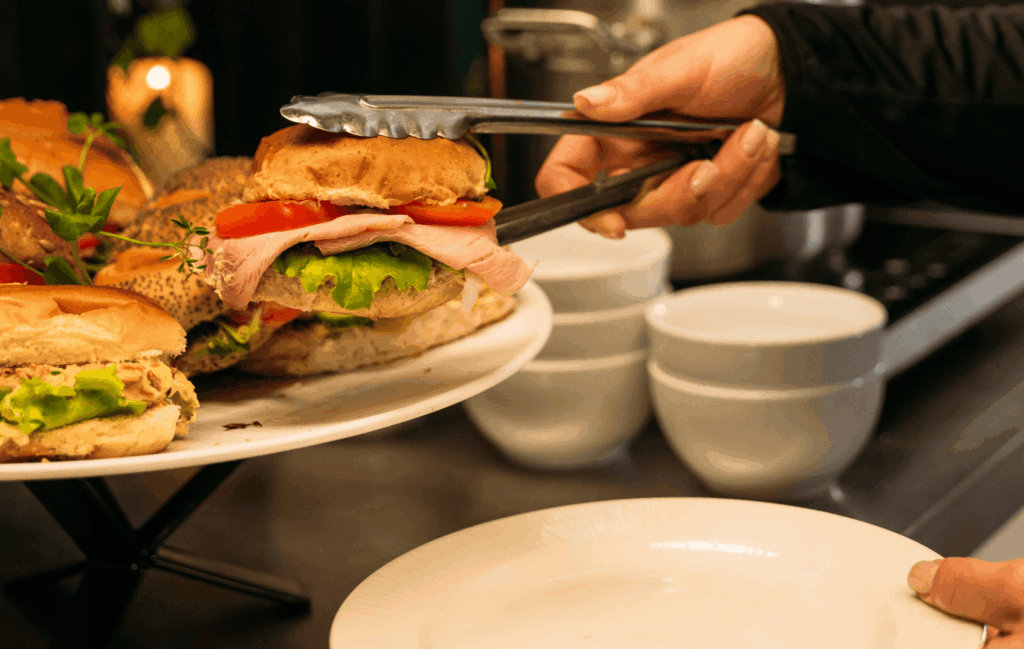 Brabants lunchbuffet met soep, verse broodjes, salades en warme gerechten voor complete lunch catering op locatie