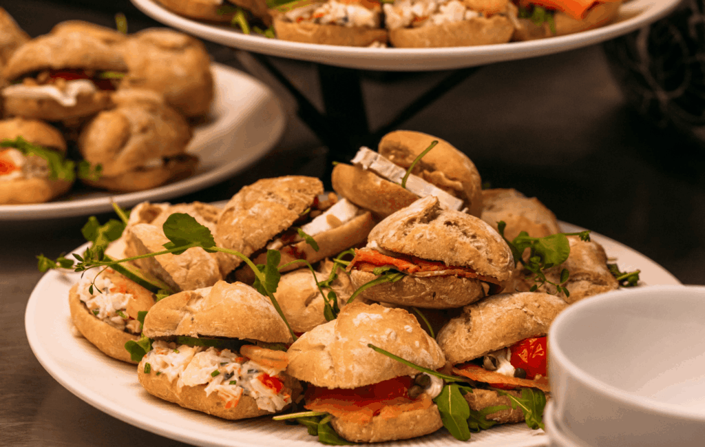 Europees lunchbuffet met soep, luxe minibroodjes, salades, warme gerechten en zoete lekkernijen voor catering op locatie