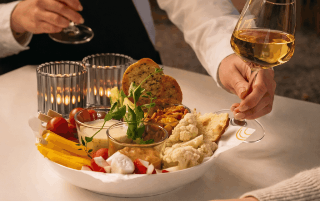 Tafelgarnituur Healthy met verse groenten, crostini, noten en yoghurtdip