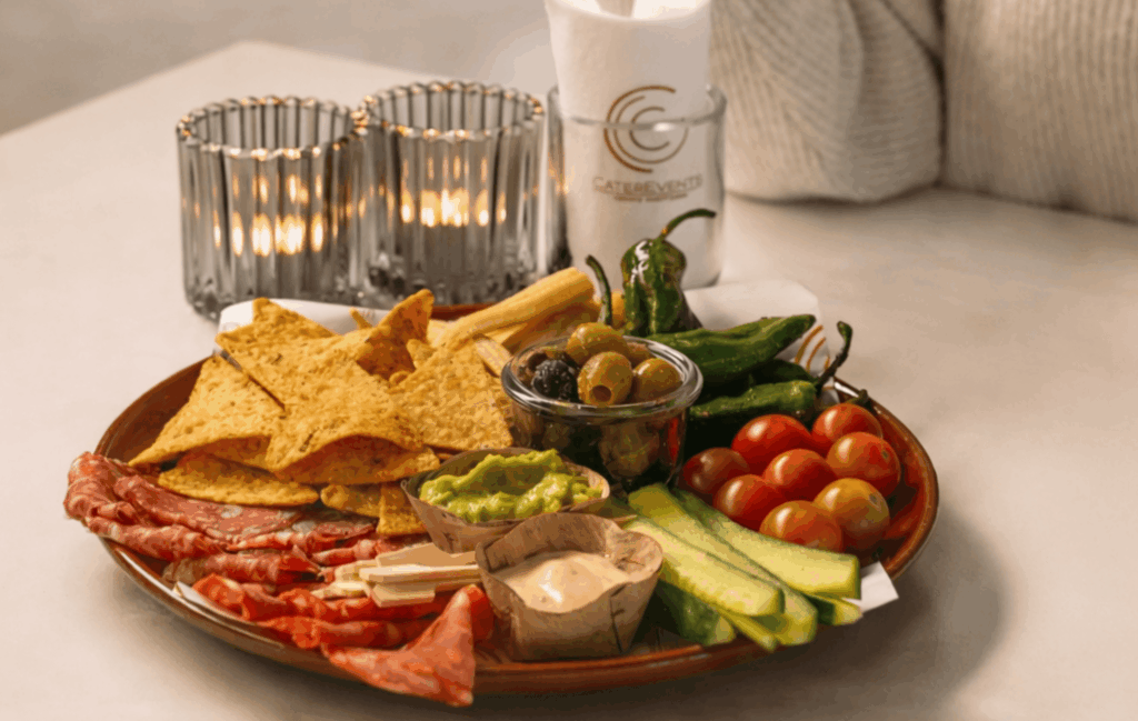 Tafelgarnituur Latin met nachochips, guacamole, chilidip, chorizo, pimientos de padrón en gemarineerde olijven