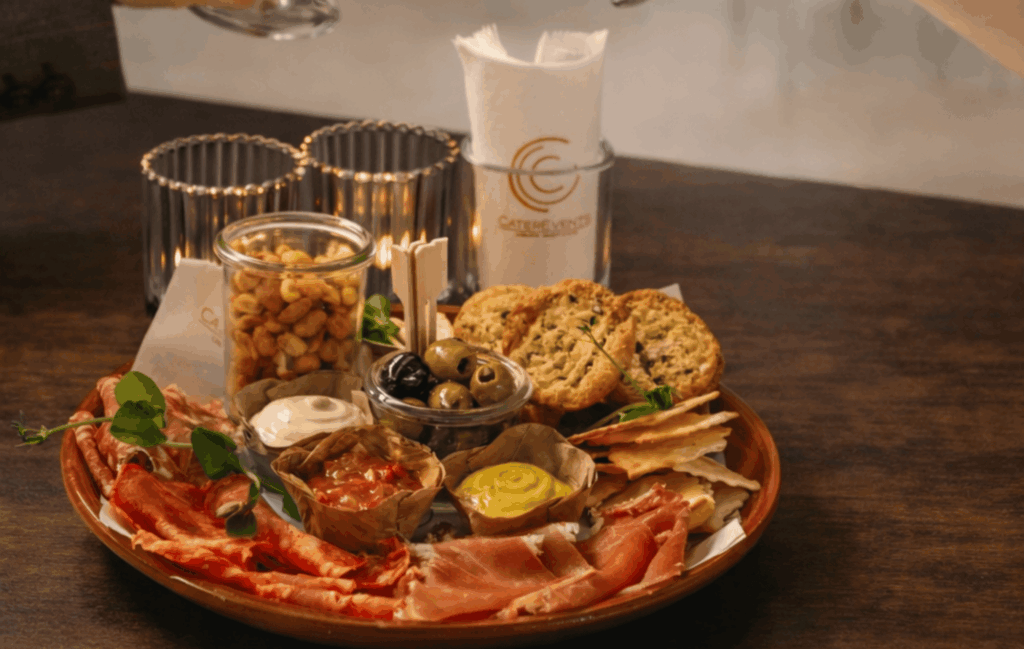 Tafelgarnituur Mediterra met parmaham, spianata romana, chorizo, olijven, crostini en mediterrane dips