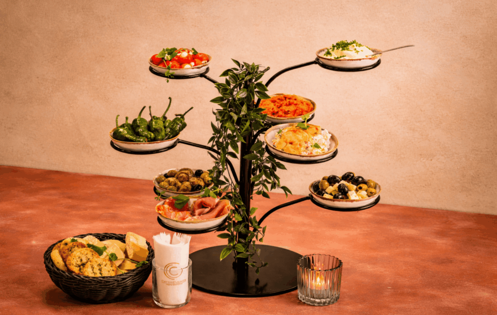 Tapas boom met paddenstoelen in knoflookolie, garnalen-krabsalade, hammen, kazen en gevulde pepertjes van CaterEvents