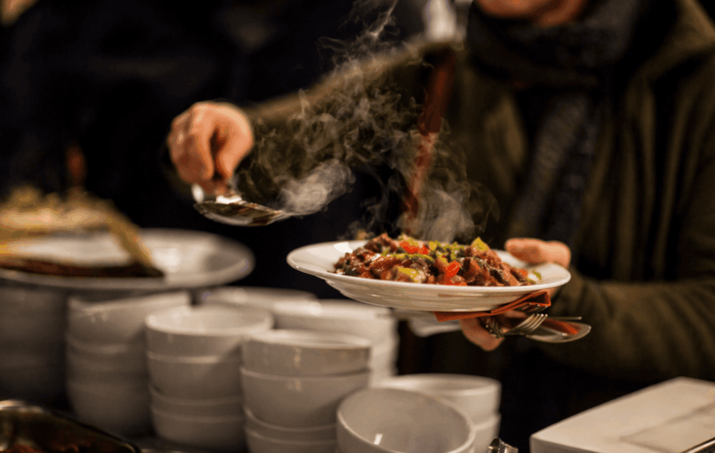 Retro Hollands buffet met klassieke Nederlandse gerechten en nostalgische catering presentatie