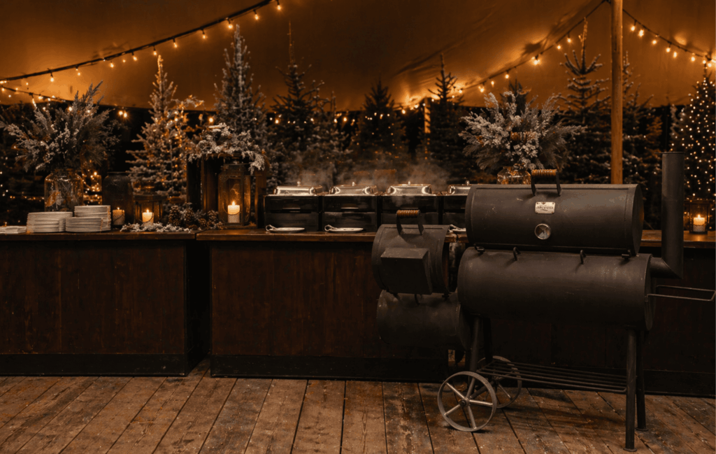 Winter BBQ buffet opstelling met warme gerechten en live cooking catering evenement