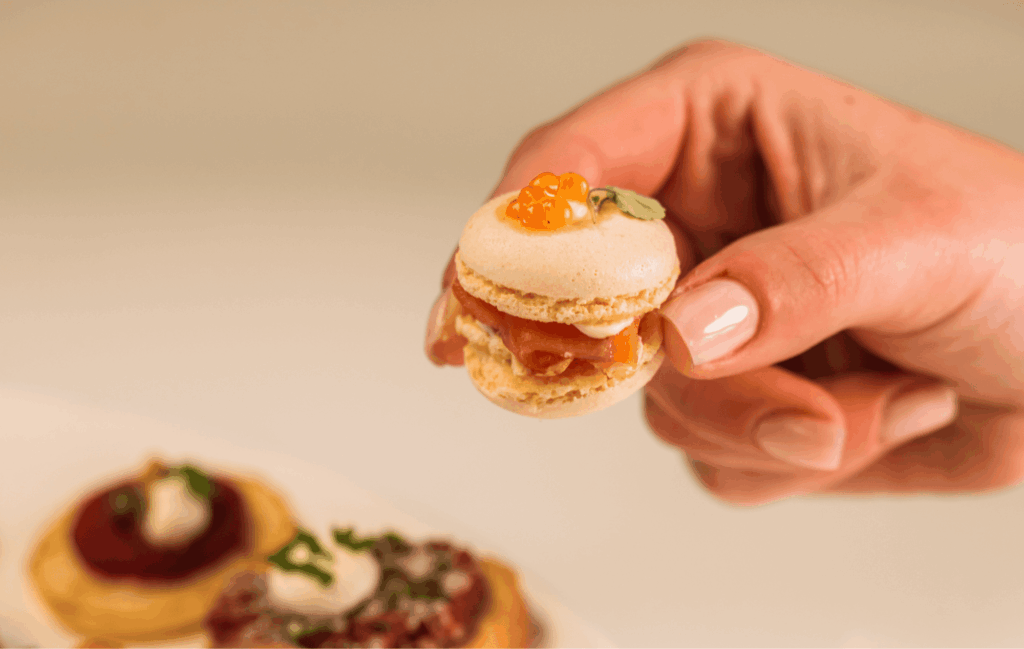 Luxe catering hapje macaron met gerookte zalm en roomkaas voor exclusieve evenementen