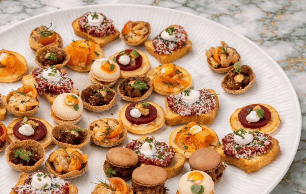 Luxe hapjes catering schaal met diverse fingerfood en amuses voor evenementen en borrels