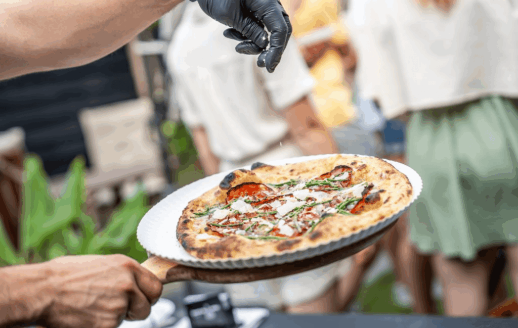 Pizza corner live foodcorner van CaterEvents met versgebakken pizza's, Italiaanse ingrediënten en live cooking catering voor bedrijfsfeesten en evenementen in Nederland.