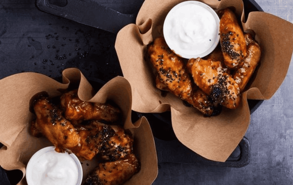 KFC style live foodcorner van CaterEvents met crispy fried chicken, loaded fries en streetfood catering, live bereid op locatie voor bedrijfsfeesten, beurzen en evenementen in Nederland.