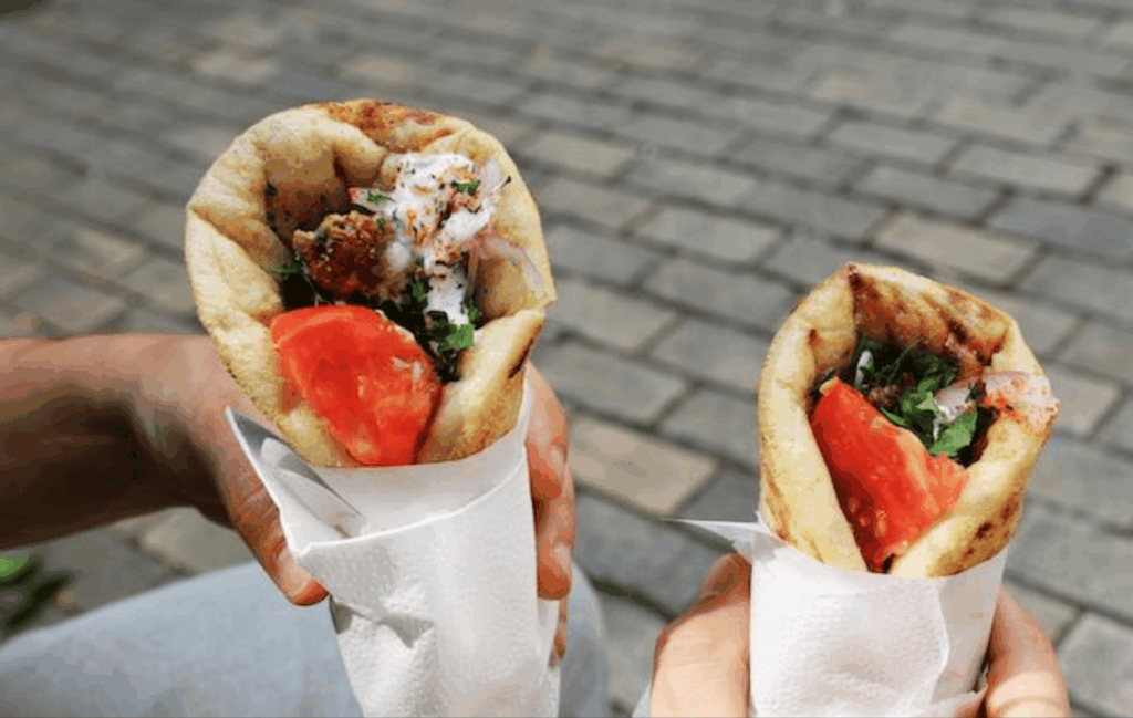Shawarma papa live foodcorner van CaterEvents met vers gegrilde shawarma, warme pita's en live streetfood catering op locatie voor bedrijfsfeesten, festivals, beurzen en evenementen.