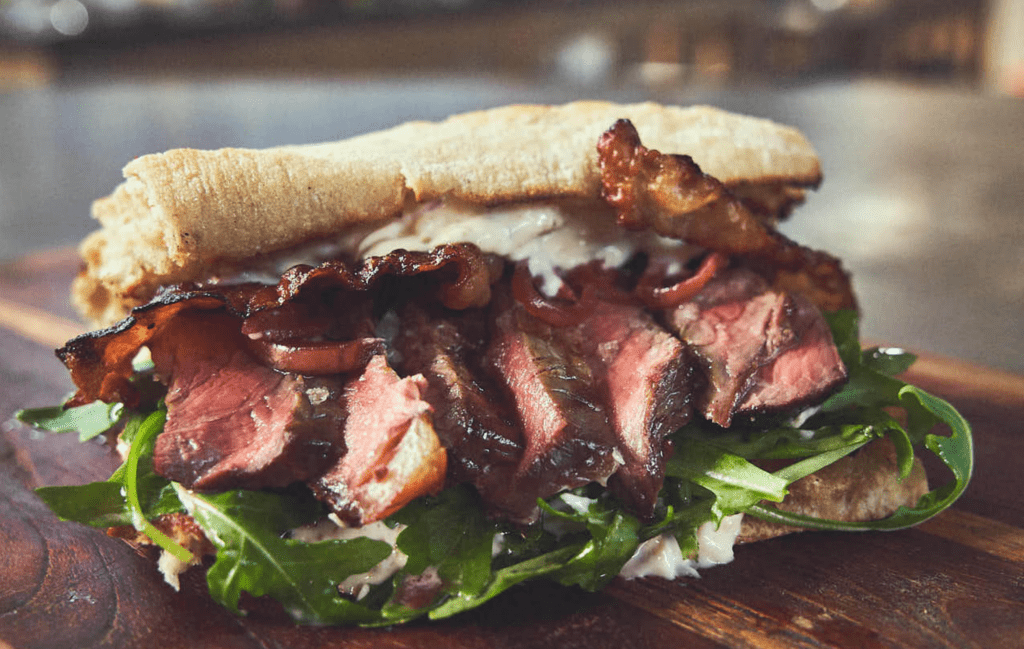 Steak sandwich live foodcorner van CaterEvents met vers gegrilde steak, luxe broodjes en live cooking catering voor bedrijfsfeesten, beurzen en evenementen.