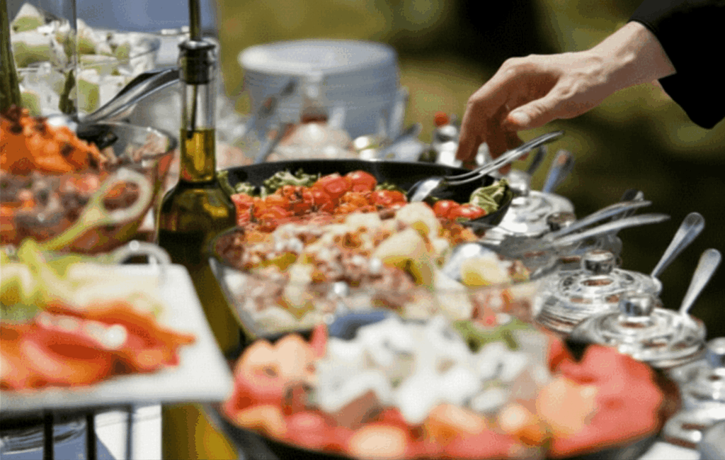 Italiaanse lente/ zomer buffet van CaterEvents met verse pasta's, salades en mediterrane gerechten voor bedrijfsfeesten, tuinfeesten, bruiloften en evementen in Nederland.