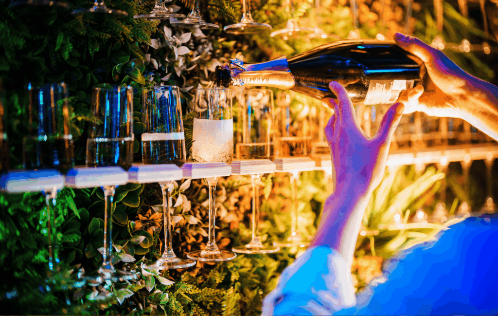 Professionele drankverzorging van CaterEvents met cocktailbar, champagne, bieren en gastvrije bediening tijdens een evenement in Eindhoven.