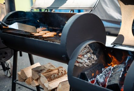 BBQ catering op locatie in Eindhoven met chef achter de grill tijdens bedrijfsfeest.